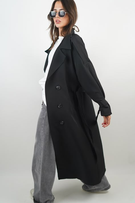 Trench long noir avec ceinture à nouer Se ferme de manière croisée grâce à des boutons noirs Peut se resserrer aux manches à l'aide d'une ceinture Le mannequin mesure 1,65m Convient du XS au L Fabriqué en Italie 🇮🇹 95% Polyester et 5% Elasthanne Trench Noir Outfit, Trench Coat Black Outfit, Black Trench Outfit, Black Trenchcoat Outfit, Black Trench Coat Outfit, Black Trenchcoat, Long Black Trench Coat, Trench Outfit, Fits Inspiration