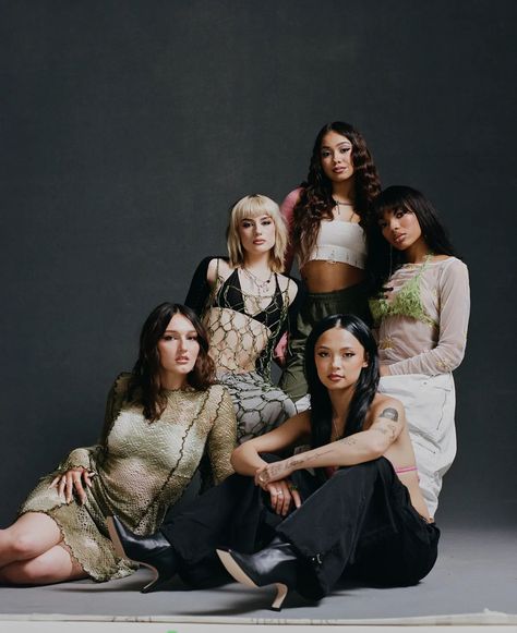 4 Models Photoshoot, Group Pose Reference 3 People, Pose Reference 3 People, 2020s Fashion, Group Picture Poses, Group Photography Poses, Group Poses, Photoshoot Studio, Vintage Photoshoot