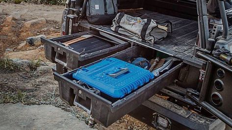 Jeep Wrangler Trunk Organization, Jeep Wrangler Camping Setup, Jeep Wrangler Storage Ideas, Wrangler Jl Accessories, Jeep Wrangler Camping, Jeep Wrangler Soft Top, Sports Gear Storage, Camping Jeep, 2019 Jeep Wrangler