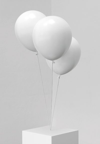 happy3_i – Fubiz™ Blanco Sink, Blanco White, Deco Studio, White Balloons, Minimalist Photography, Chiaroscuro, Shades Of White, Black N White, White Wallpaper