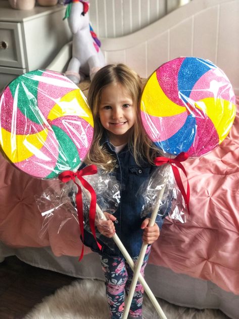 Foam Noodle Lollipops, Lollipop Costume, Lollipops Diy, Big Lollipops, Sweet Props, Homemade Party Decorations, Candy Props, Lollipop Decorations, Candy Decorations Diy