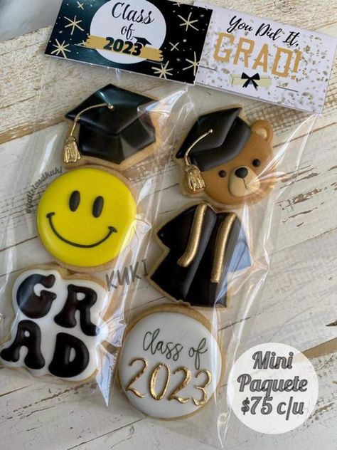 Kinder Graduation Cookies, Graduation Cookies 2024, Diy Graduation Party Ideas, Diy Graduation Party, Grad Cookies, Graduation Cake Pops, Nursing School Graduation Party, Kindergarten Graduation Party, Graduation Desserts