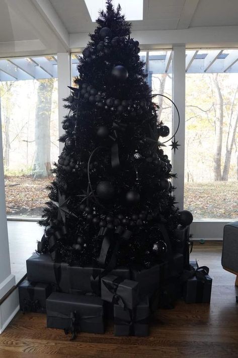 Goth Xmas, Balzam Na Pery, Black Christmas Decorations, Black Christmas Tree, Spooky Christmas, Gothic Christmas, Creepy Christmas, Dark Christmas, Halloween Tattoo