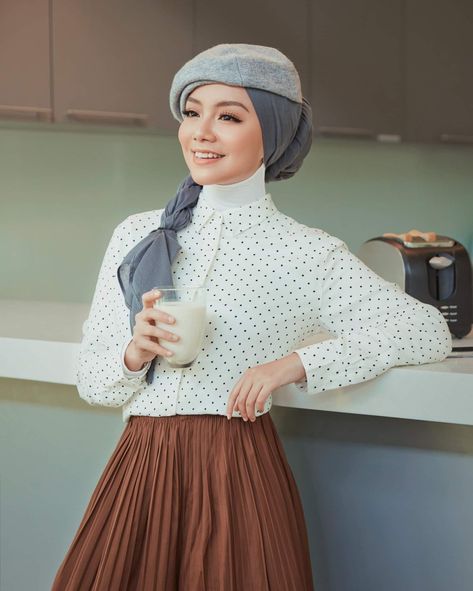 Mira Filzah x Uniqlo | Stylish Modest Fashion 70s Malaysia Fashion, Retro Malaysia Fashion, Malay Retro Outfit, Mira Filzah Outfit, Retro Outfits Hijab, 70s Hijab, Malay Fashion, Outfits 70s Style, Retro Hijab