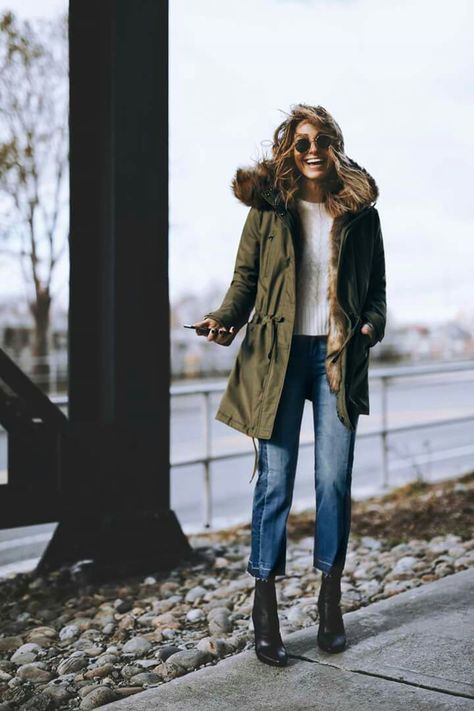 Green Parka Outfit, Parka Outfit Winter, Cardigan Verde, Parka Outfit, Winter Coat Dress, Winter Coat Outfits, Green Parka, Short Black Boots, Cold Weather Outfit