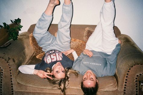 Friends Couch Picture, Friends Couch Photoshoot, Friends On Couch Aesthetic, Friend Photoshoot Indoor, Couch Photoshoot Ideas Friends, Roomate Photoshoot Ideas, Friends On Couch, Roomie Photoshoot, Podcast Shoot