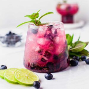 Mint Syrup Recipe, Blueberry Mojito Recipe, Homemade Blueberry Syrup, Blueberry Mojito, Summer Food Party, Mint Simple Syrup, Mint Mojito, Blueberry Syrup, Refreshing Summer Cocktails