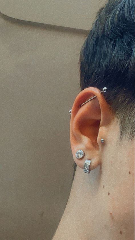 Male Industrial Piercing, Upper Lobe Piercing Men, Men With Ear Piercings, Tragus Piercing Men, Mens Ear Piercing Ideas, Double Ear Piercing Men, Mens Ear Piercing, Transversal Piercing, Helix Piercing Men