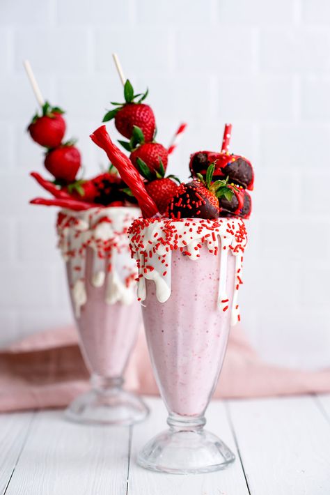 Amazing Strawberry Freakshakes Extreme Milkshakes Recipe with Donuts, Chocolate Covered Strawberries, White Chocolate, Sprinkles and the best classic strawberry milkshake recipe! #Recipe #Milkshakes Extreme Milkshakes, Milkshake Recipe Strawberry, Chocolate Milkshake, Milkshake Recipes, Milk Shakes, Strawberry Milkshake, Julia Child, Dessert Cups, Covered Strawberries