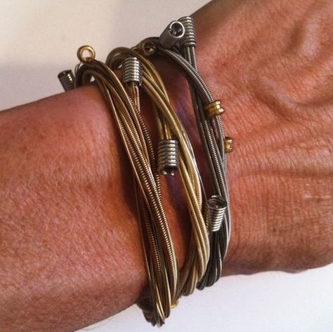 7+ Fashionable Tutorials to Make a Guitar String Bracelet | Guide Patterns Bracelet For Guys, Guitar Jewelry, Guitar String Jewelry, Guitar String Bracelet, Diy Guitar, Wire Jewelry Tutorial, Art Ring, Diy For Men, Music Jewelry