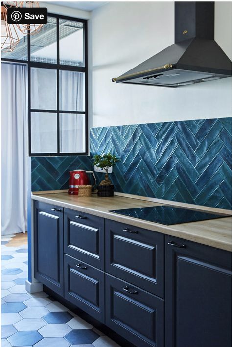 Backsplash For Dark Cabinets, Blue Herringbone Backsplash, Blue Tile Backsplash Kitchen, Trendy Backsplash, Blue Backsplash Kitchen, Herringbone Tile Backsplash, White Kitchen Traditional, Backsplash Tile Design, Brick Backsplash Kitchen