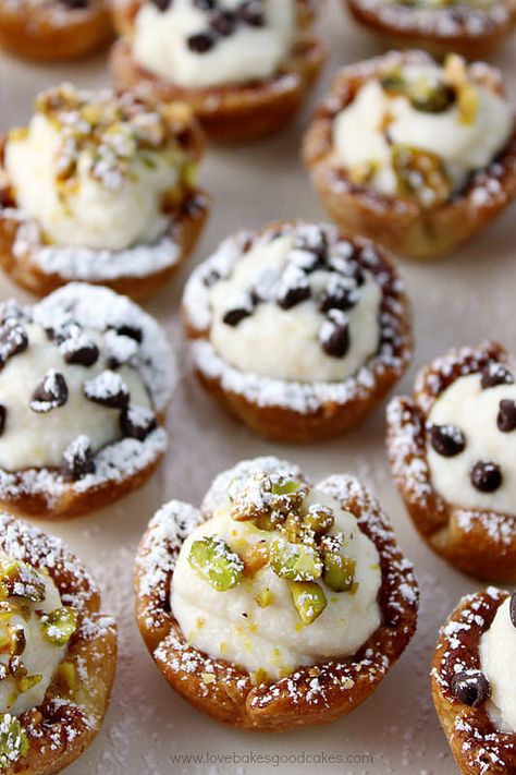 Be the star of any party or get-together with these amazingly easy and delicious Mini Cannoli Cups! A real crowd-pleaser! Mini Canoli Bites, Mini Canolli Cups, Fancy Mini Desserts For Parties, Mini Cannoli Cups, Mini Canoli, Cannoli Cups, Mini Cannoli, Mini Food Appetizers, Pastry Cups