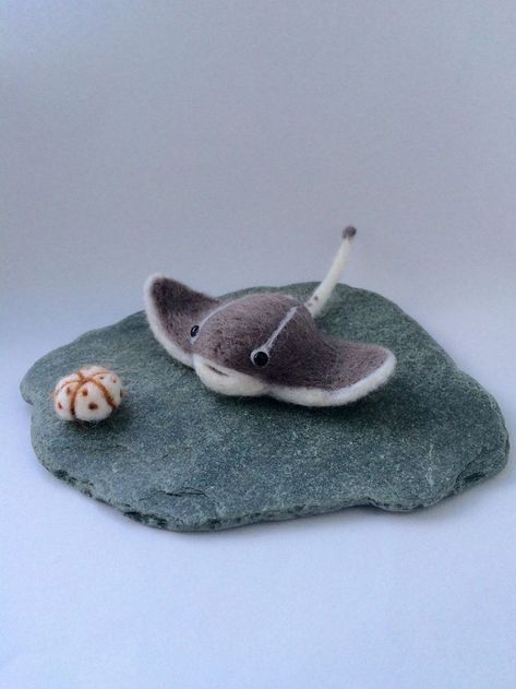 Felt Stingray, Plush Craft, Needle Felting Diy, Felt Gifts, Needle Felting Projects, Fibre Art, Sea Urchin, Art Cute, Needle Felt