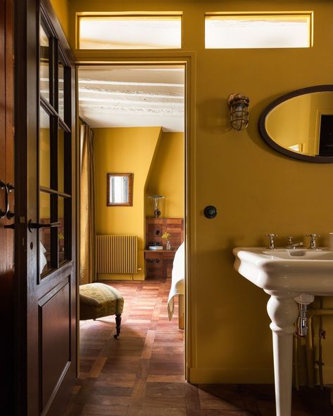 Retrouvius (@retrouvius) • Instagram photos and videos Mustard Yellow Room, Wonderland House, Pollo Tropical, Mustard Yellow Decor, Mustard Walls, Golden Nugget, Yellow Room, Yellow Interior, Yellow Bathrooms