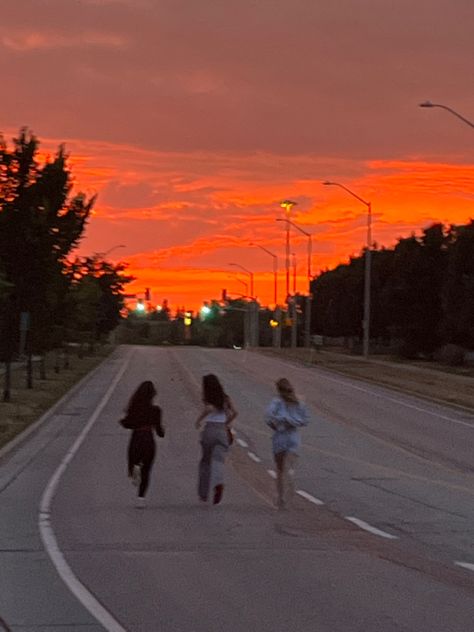 #sunset #running Movie Wedding, 90s Street Style, Running Gif, Sunset Walk, Summer Prep, Running Friends, Sunrise Pictures, Sunrise Photos, Wedding Movies