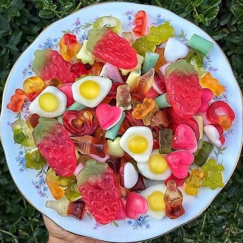 Freakshakes Recipe, Candy Salad, Tumblr Food, Sleepover Food, Rainbow Food, Sour Candy, Weird Food, Best Candy, Birthday Food