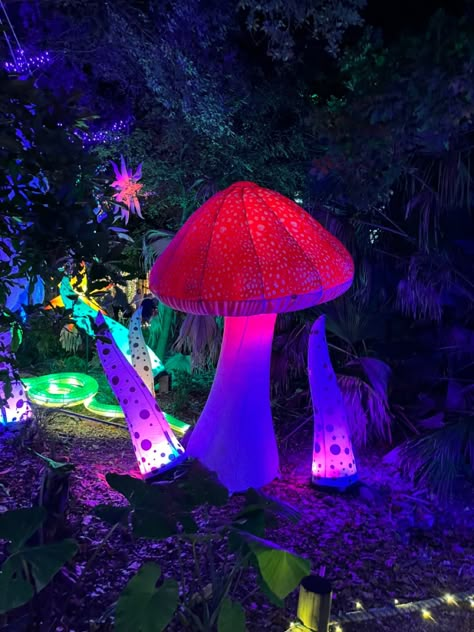 Mushroom Set Design, Disco Forest, Black Light Art, Neon Garden, Glow Garden, Enchanted Forest Party, Neon Jungle, Forest Party, Alice In Wonderland Theme