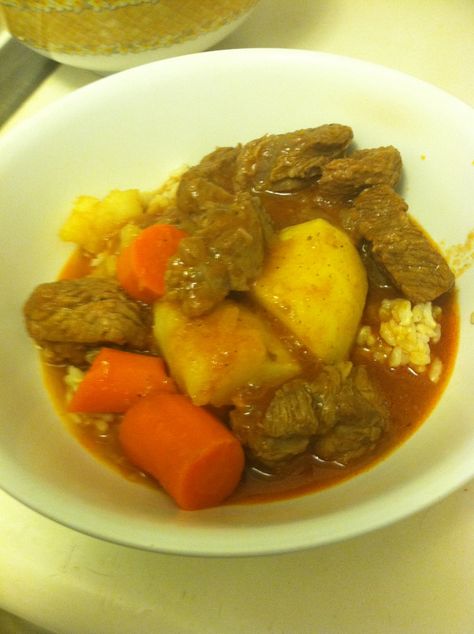 finish stew Hawaiian Beef Stew Recipe, Beef Curry Stew Recipe, Hawaiian Treats, Beef Stew Stove, Asian Beef Stew, Hawaiian Beef, Ono Kine Recipes, Beef Stew Stove Top, Hawaii Recipes