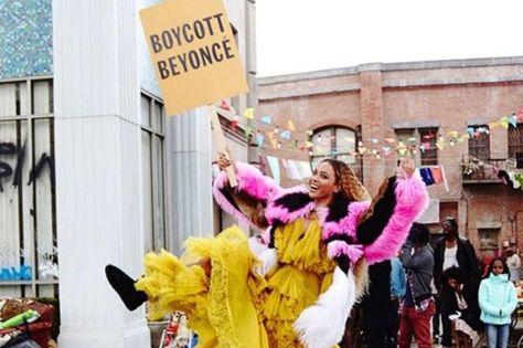 Beyonce Lemonade Outfits, Flawless Beyonce, Lemonade Aesthetic, Young Beyonce, Beyonce Memes, Beyoncé Wallpaper, Beyonce Flawless, Beyonce Lemonade, Bee Beyonce