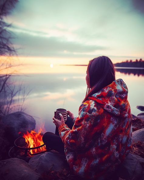 Girl holding coffee mug seating near lake shore at early morning, Sun is rising in background. Spring Camping, Solo Camping, Camping Aesthetic, Adventure Aesthetic, Coffee Girl, Travel Lifestyle, Fresh Air, Camping Hacks, Go Camping