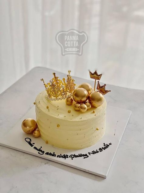 Crown Cake Ideas, Design Cake Korea, Birthday Cake Gold And White, Crown Cake Design, Yellow Korean Cake, Birthday Kek, Cake Birthday Korea Cute, White Golden Cake Design, Chocolate Heart Cakes