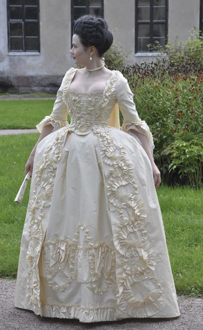 I know it's not EXACTLY right, but I can imagine Claire looking a lot like this at formal French court receptions (from Before the Automobile: 1760's hair)... can't wait to see the magic that Terry's team will create! 18th Century Dresses, 18th Century Women, 18th Century Dress, Rococo Fashion, 18th Century Costume, 18th Century Clothing, Period Dress, 18th Century Fashion, Old Dresses