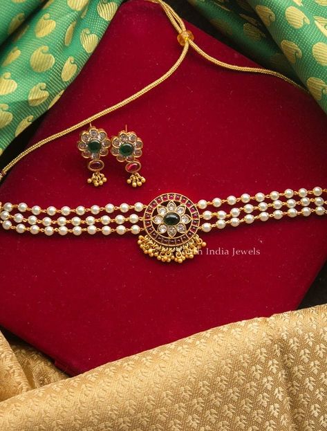 Simple South Indian Jewellery, Neck Sets Jewellery, Simple Choker Gold Indian, Mini Choker Gold Indian, Simple Choker Designs, Gold Chockers South Indian, Gold Jewelry Simple Necklace Unique, Pearls Jewelry Indian, Pearls Chocker Gold Indian