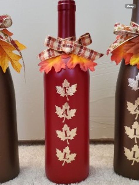 Fall Wine Bottle with fairy lights Fall Bottle Crafts, Cricut Wine Bottle Ideas, Recycle Wine Bottles, Light Up Jars, Christmas Wine Bottle Crafts Diy, Fall Wine Bottle, Thanksgiving Wine Bottle, Wine Bottle Christmas Decorations, Lighted Bottles