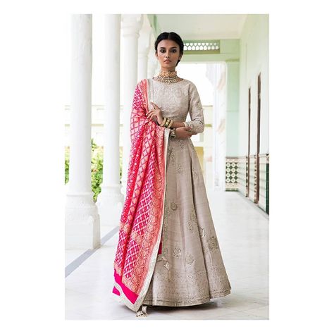 Punjabi Outfits, Indian Designer Suits, Indian Gowns Dresses, Indian Gowns, Indian Wedding Outfits, Saree Dress, Lehenga Designs, Indian Attire, Anarkali Dress