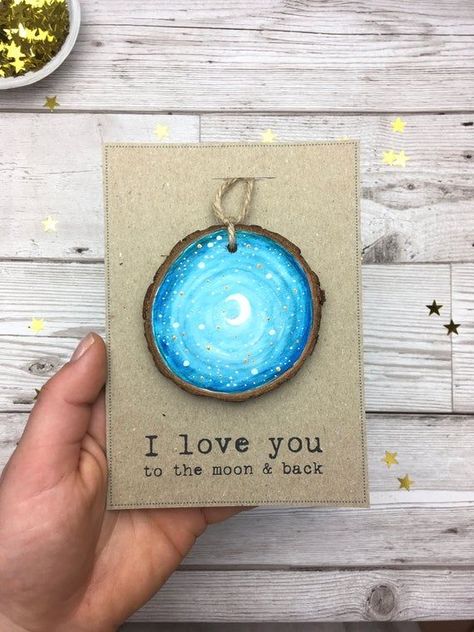 Painting On Small Wood Slices, Home Made Wood Ornaments, Small Wood Painting, Wood Slice Art Paint, Things To Paint On Wood, Wood Slice Painting Ideas, Painting On Wood Slices, Wood Painting Ideas, The Moon And Back Tattoo