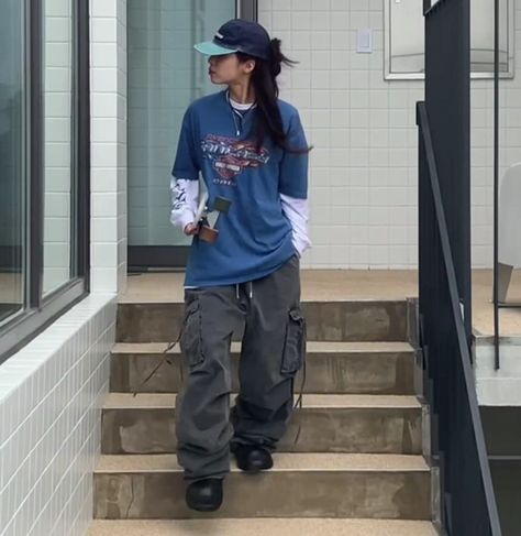 Baggy Pants And Baggy Shirt, Baggy Pants Baggy Shirt Outfit, Tomboy Outfit Aesthetic, Fem Stud Outfits, Streetwear Fashion For Women, Street Baggy Style, Arctic Monkeys Fashion, Outfit Ideas Tomboy Street Style, Oversized Streetwear Outfit