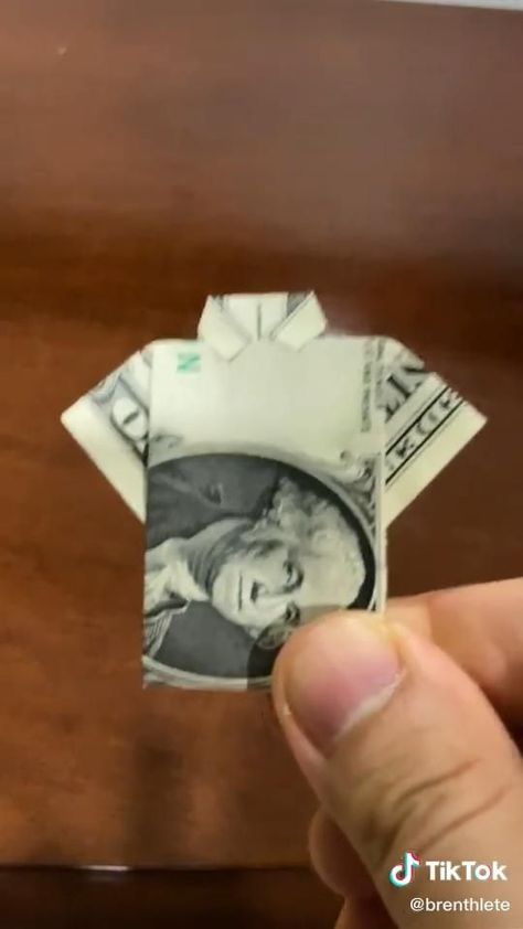 Origami Using Money, Easy Money Origami, Money Origami Tutorial, Money Shirt, Dollar Origami, Tutorial Origami, Dollar Bill Origami, Origami Videos, Money Bouquet