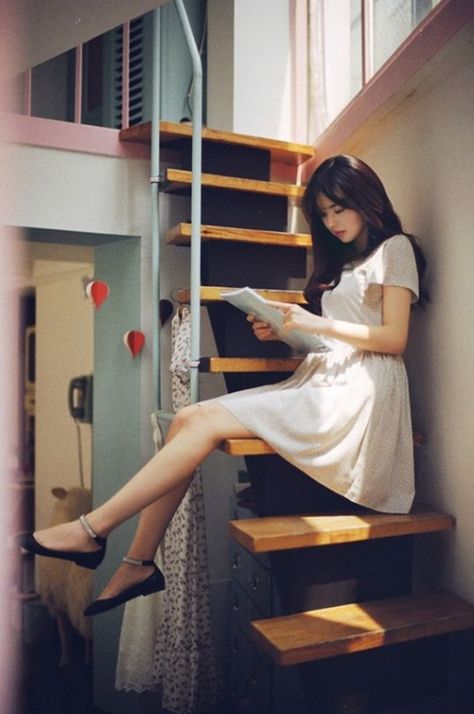 Korean Fashion Cute, Simple White Dress, Reading A Book, Ulzzang Fashion, Fashion Korean, Asian Fashion, Smart Casual, A Book, Asian Beauty