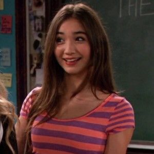 Riley Girl Meets World, Riley Matthews, Rowan Blanchard, Mabel Pines, Boy Meets World, Girl Meets World, Row Boat, Disney Outfits, Brunette Hair