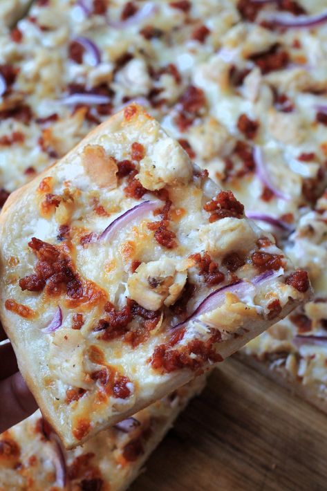 Chicken Bacon Ranch Pizza via @nelsonroadgarden Bacon Ranch Pizza, Make Pizza At Home, Ranch Pizza, Pizza Ranch, Asian Steak Bites, Chicken Bacon Ranch Pizza, Creamy Pasta Bake, Asian Steak, Simple Pizza