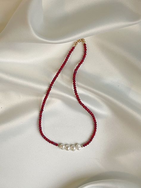 Red Bead Necklace Ideas, Diy Red Necklace, Red Seed Bead Jewelry, Beaded Necklace Red, Elegant Red Coral Beaded Necklace, Red Coral Beaded Necklace, Red Pearl Necklace With Gemstone Beads, Red Seed Bead Necklace, Elegant Red Beaded Pearl Necklace