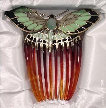 Titanic (1997) movie prop - Rose's Butterfly Hair Comb. Aventurine cabochon. In the movie this was one of the artifacts recovered from the Titanic and brought back many memories for Rose. I like the idea of such items actually containing the memories of the person who owned it and loved it. (bomby4130, 2012) Butterfly Hair Comb, Rose Dawson, Roses Butterfly, Titanic Dress, Antique Hair Combs, Titanic Jewelry, Bijoux Art Nouveau, Vintage Hair Combs, Hair Adornments