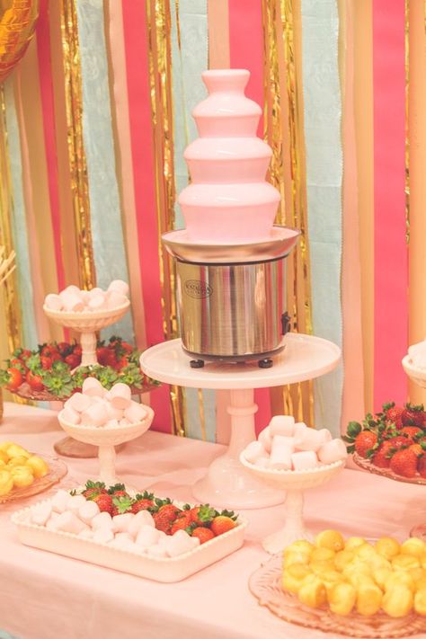 Are you thinking of having waterfalls of chocolate at your wedding? Check out this fabulous chocolate fountain ideas and ¡indulge! Pink Chocolate Fountain, Chocolate Fountain Bar, Chocolate Fountain Recipes, Chocolate Fondue Fountain, Pink Circus, Sleeping Beauty Party, Fondue Fountain, Candy Trees, Buffet Dessert