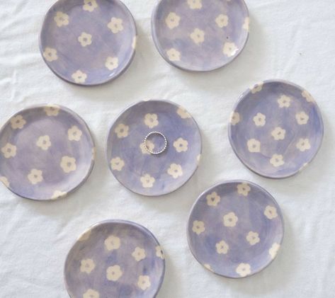 Ceramic Ring Dish, Pottery Painting Designs, Tanah Liat, Diy Ceramic, Ceramic Ring, Keramik Design, Pottery Crafts, Diy Pottery, Ceramics Pottery Art