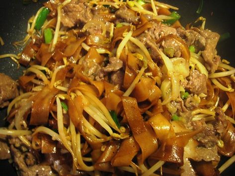 Mi Xao, Stir Fried Noodles, Chinese Stir Fry, Laos Food, Asian Noodle Recipes, Viet Food, Fried Noodles, Stir Fry Noodles, Vietnamese Cuisine