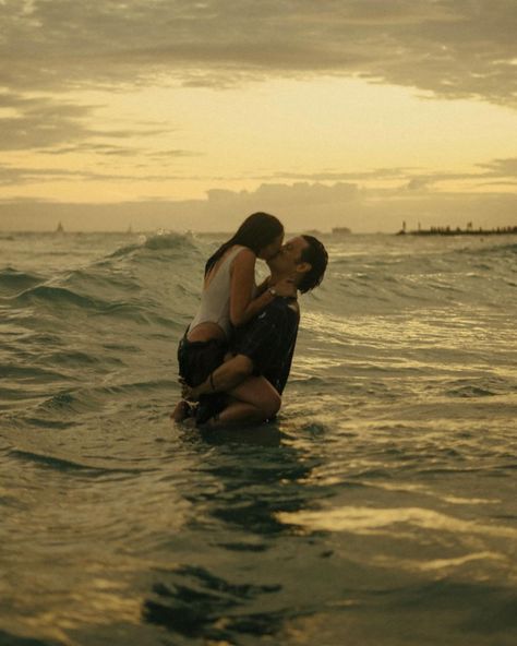 Mini session on Waikiki beach 📸 Our Mini sessions consist of 1 locations, 1 outfit, 45 minutes of shooting, and 35+ photos 🤍 This was shot in film style! DM to book or check out our website 💌 #oahuphotographer #hawaiiphotographer #travelphotographer #couplephotos #film #sony #weddingphotographer #oahuweddingphotographer ___________ Couple photography family wedding photography elopement travel sony film Make Out Session, Oahu Photographers, Beach Photo Session, Hawaii Oahu, Storytelling Photography, Hawaii Photographer, Romantic Beach, Beach Shoot, Waikiki Beach