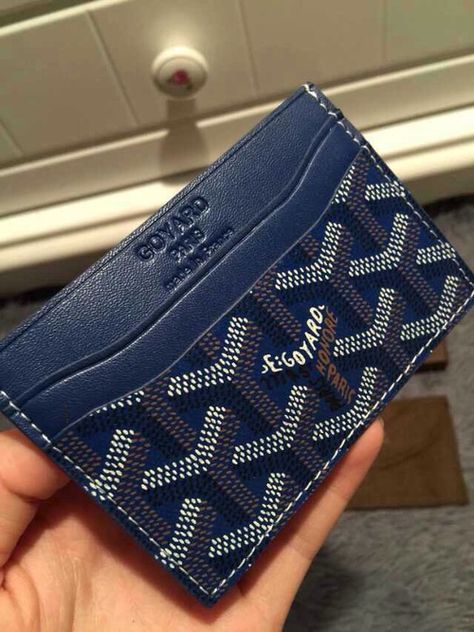 Godard Cardholder Goyard Card Holder, Apple Gadgets Iphone, Swan Tattoo, Everyday Bag Essentials, Goyard Wallet, Brand Logos, Islamic Artwork, Mens Luxury Fashion, Wallet Pattern