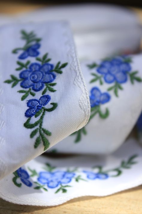 Colorful Vintage Ribbons with floral decorative design, jacquard ribbon by the yard. Embroidered Floral vintage ribbons, to be used in decorative sewing projects. These ribbons were made in Portugal by a factory that stopped producing some years ago. Boiled Wool Fabric, Arts And Crafts Kits, Learning To Embroider, Chintz Fabric, Jacquard Ribbon, Cork Crafts, Cork Fabric, Vintage Ribbon, Wool Crafts