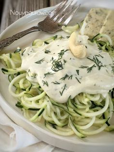 creamy delicious raw vegan Creamy Garlic Dill Zucchini Pasta served on a cream plate Raw Zoodle Recipes, Dill Zucchini, Keto Alfredo, Keto Alfredo Sauce, Keto Smoothie Recipes, Raw Fish, Vegan Raw, Alfredo Sauce Recipe, Dill Sauce