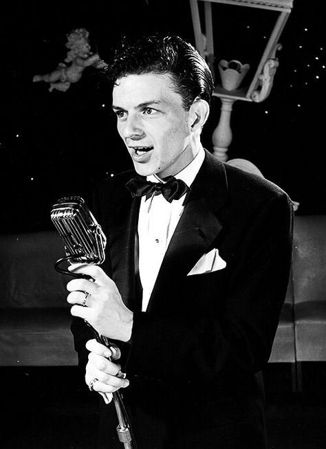 Frank Sinatra 1944 Billie Holiday, My Funny Valentine, Hollywood Glam, Old Soul, Golden Age Of Hollywood, Music Legends, Frank Sinatra, Old Movies