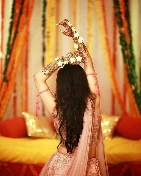 Shaadi Photo, Mehendi Photography Bridal, Haldi Photoshoot, Mehendi Photography, शादी की तस्वीरें, Indian Bride Poses, Indian Bride Photography Poses, Bridesmaid Photoshoot, Indian Wedding Poses