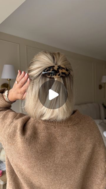 LAURA BYRNES on Instagram: "Styling a barrette clip in short hair 🫶✨👱‍♀️ Dry shampoo @kerastase_official  clip from @arketofficial  Jumper @primark" How To Style Barrettes Short Hair, Short Hair Styles With Clips, How To Style Barrettes, Barrette Hairstyles, Laura Byrnes, Hair Dry, Hairstyles Over 50, Barrette Clip, Outfit Style