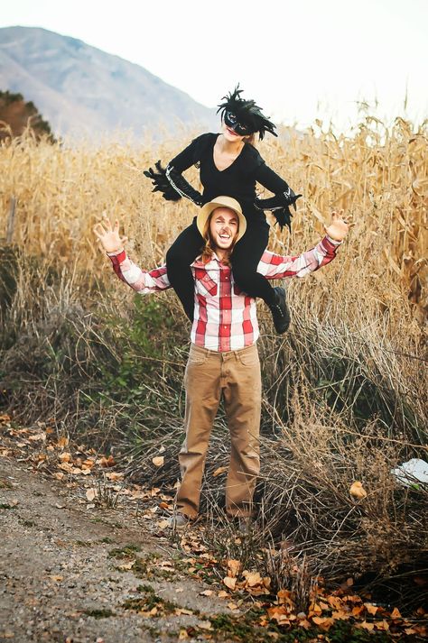 Scarecrow & crow Scare Crow Couples Costume, Scarecrow And Crow Costume, Couples Scarecrow Costume, Crow Halloween Costume, Halloween Costume Scarecrow, Scarecrow Costumes, Partner Costumes, Diy Scarecrow Costume, Alice Halloween