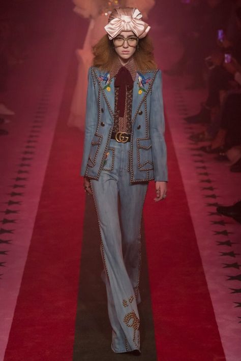 Gucci Spring 2017, Bi Fashion, Gucci 2017, Gucci Runway, Gucci Suit, 90s Runway Fashion, Gucci Spring, Runway Fashion Couture, Runway Outfits