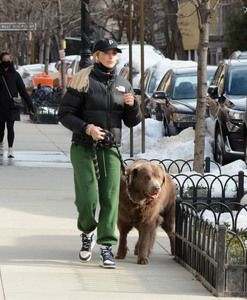 Dog Walking Outfit, Paige Lorenze, Walking Outfit, Nyc Lifestyle, Long Down Coat, New York Aesthetic, Sporty And Rich, Winter Fits, Outfit Winter